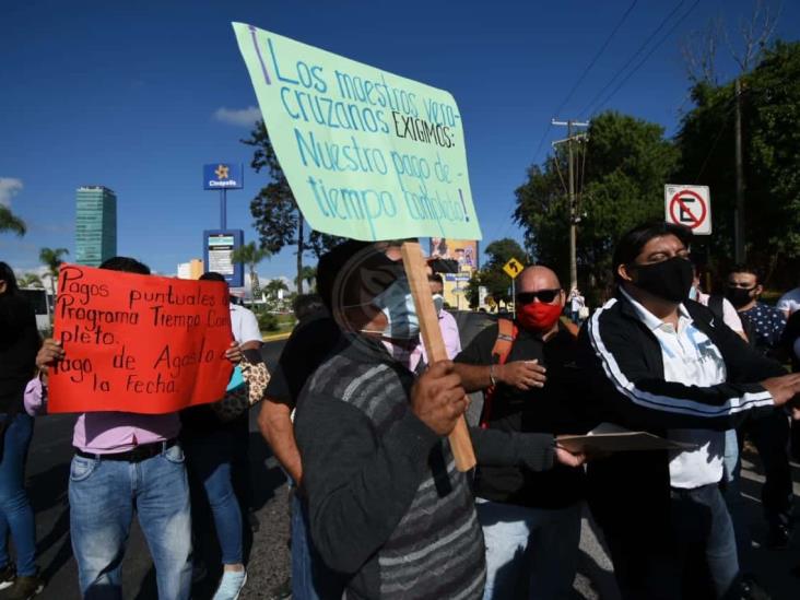 Maestros exigen pago por escuelas de tiempo completo