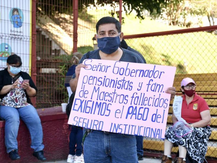 Maestros exigen pago por escuelas de tiempo completo