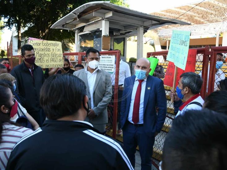 Maestros exigen pago por escuelas de tiempo completo