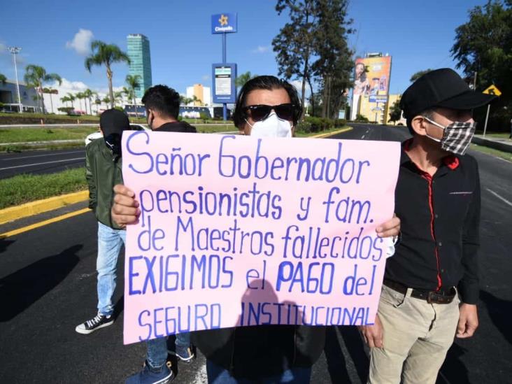 Maestros exigen pago por escuelas de tiempo completo