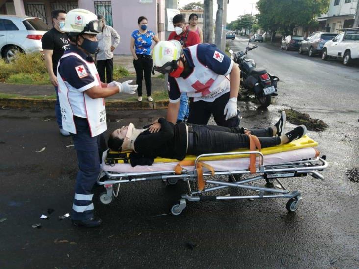 Se registra fuerte accidente entre motociclista y conductor de camioneta en Veracruz