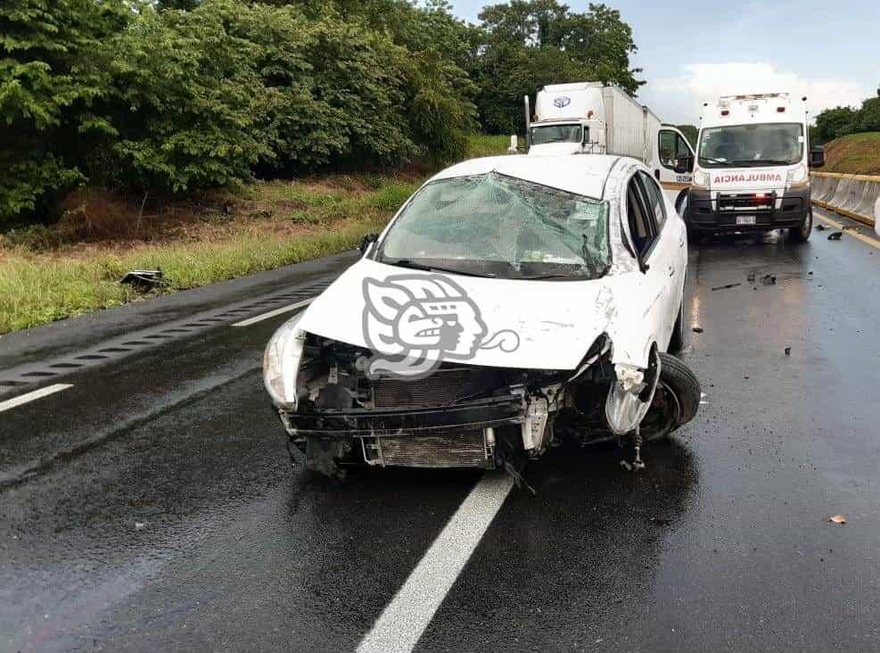 Automovilista resultó herido tras choque y volcadura en Acayucan