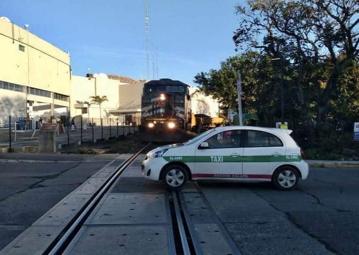 En Xalapa, conductor intenta ganarle paso al tren y termina arrastrado