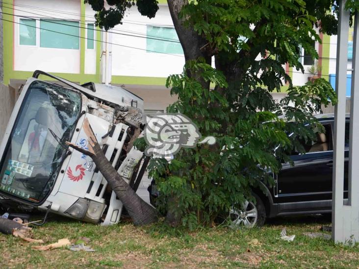 En Veracruz, vuelca camioneta repartidora de gas