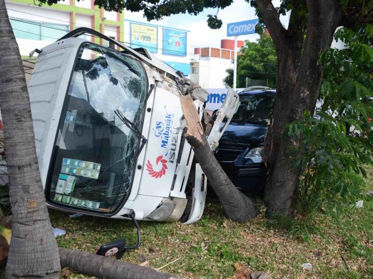 En Veracruz, vuelca camioneta repartidora de gas