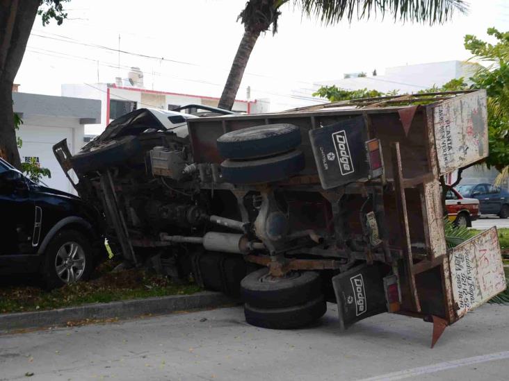 En Veracruz, vuelca camioneta repartidora de gas