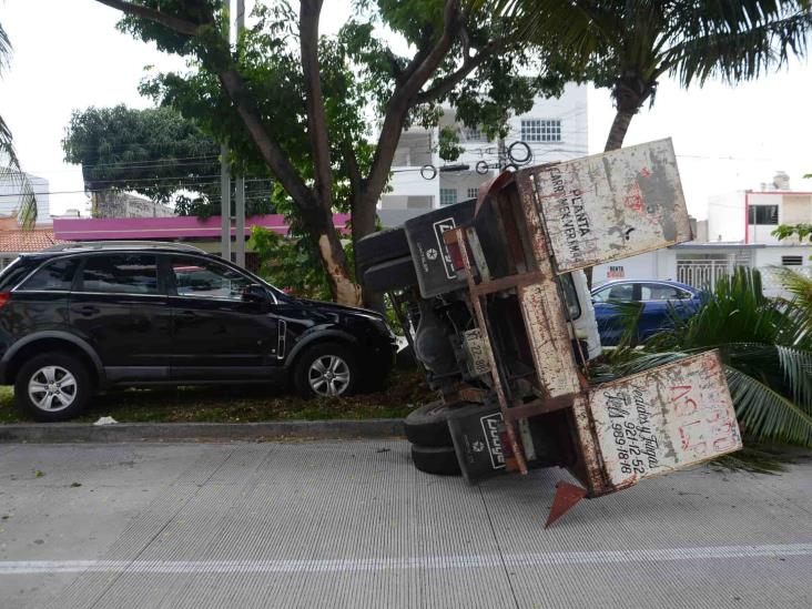 En Veracruz, vuelca camioneta repartidora de gas