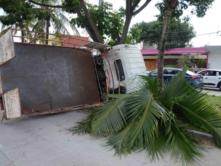 En Veracruz, vuelca camioneta repartidora de gas