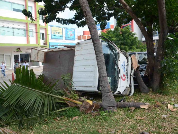 En Veracruz, vuelca camioneta repartidora de gas