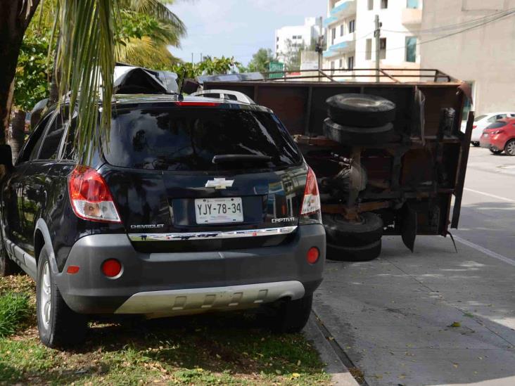 En Veracruz, vuelca camioneta repartidora de gas