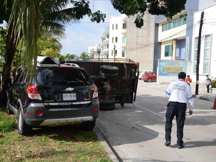 En Veracruz, vuelca camioneta repartidora de gas