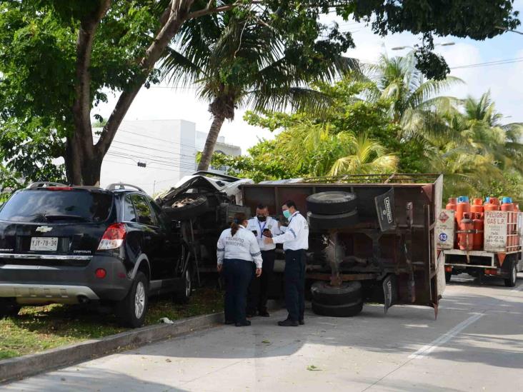 En Veracruz, vuelca camioneta repartidora de gas