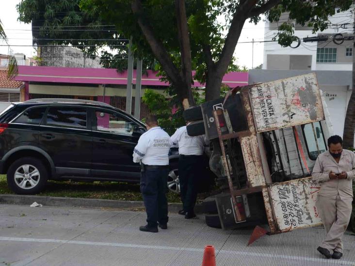 En Veracruz, vuelca camioneta repartidora de gas