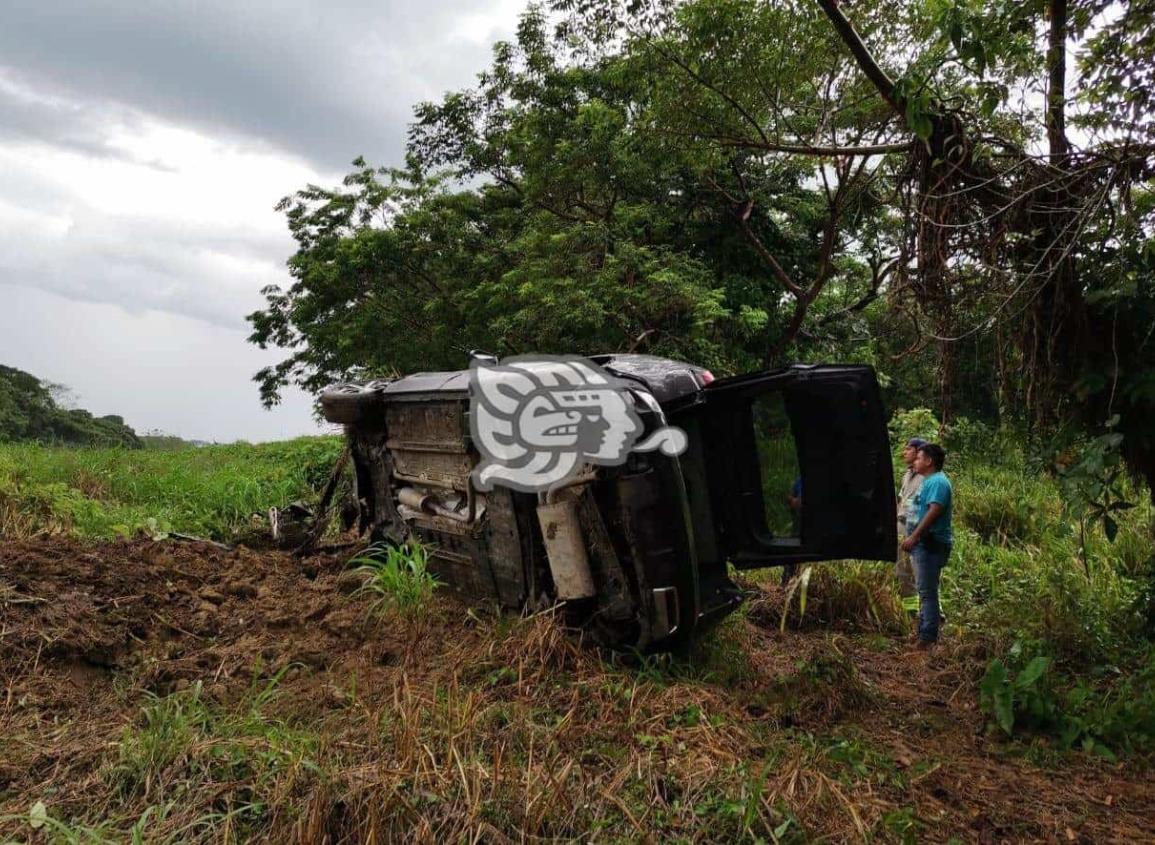 Pareja lesionadas tras volcadura en Acayucan