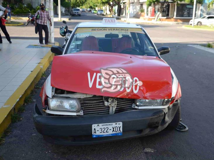 Vehículo particular impacta a taxista tras no respetar preferencia vial