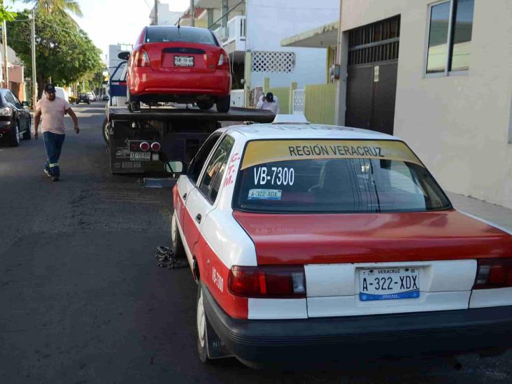 Vehículo particular impacta a taxista tras no respetar preferencia vial