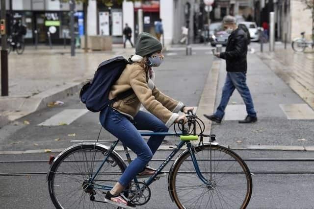 Amplía Francia toque de queda nocturno; afectará a 46 millones