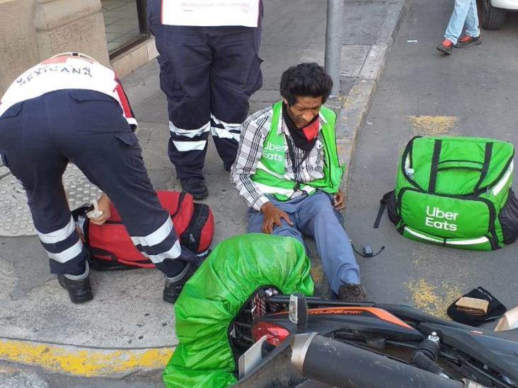 Repartidor de comida choca contra taxista en calles de Veracruz