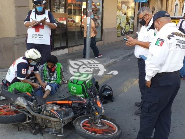 Repartidor de comida choca contra taxista en calles de Veracruz