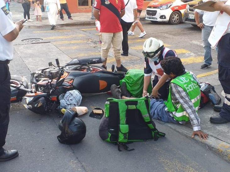 Repartidor de comida choca contra taxista en calles de Veracruz