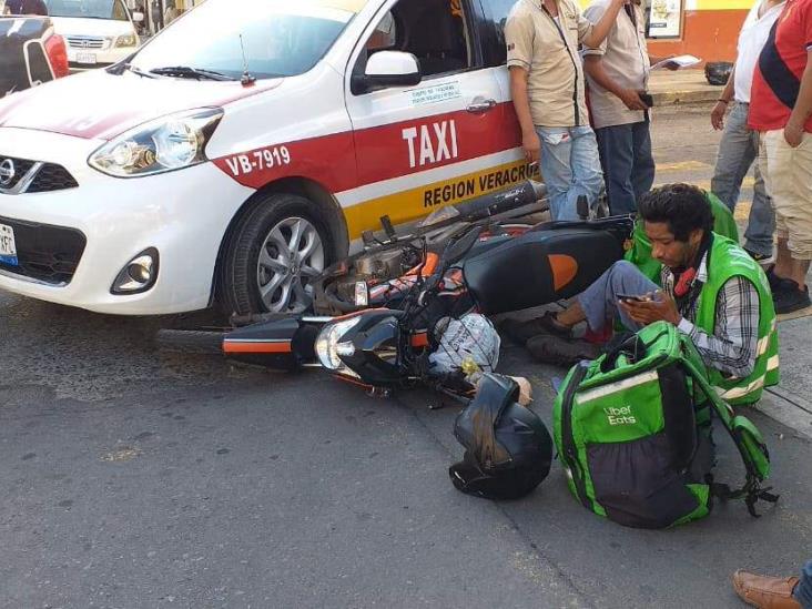 Repartidor de comida choca contra taxista en calles de Veracruz