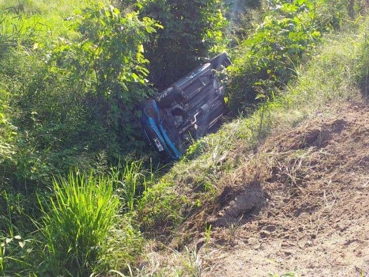 Se registra aparatosa volcadura en carretera federal Veracruz-Xalapa