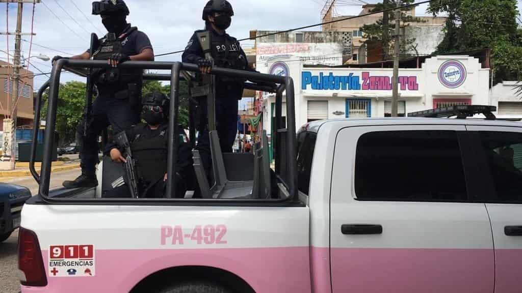 Cachetea a su hija por ir jugando con el celular; policía interviene