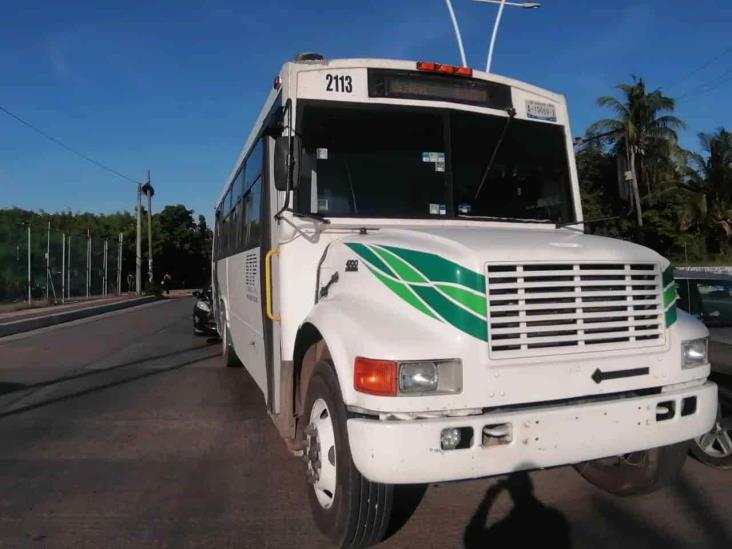 Choca por alcance vehículo con camión urbano en carretera estatal Veracruz-Medellín