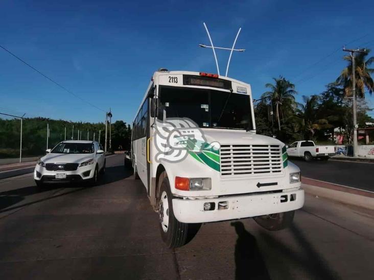 Choca por alcance vehículo con camión urbano en carretera estatal Veracruz-Medellín