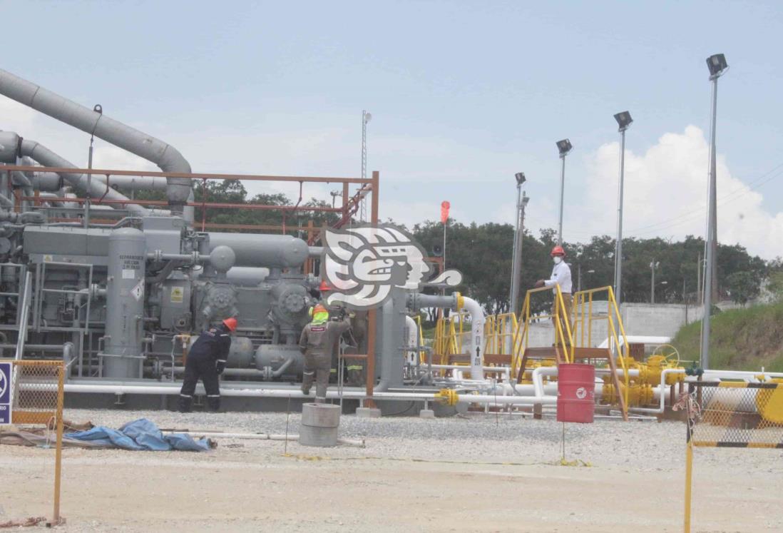 Ex trabajadores de Pemex buscan un lugar en refinería de Dos Bocas