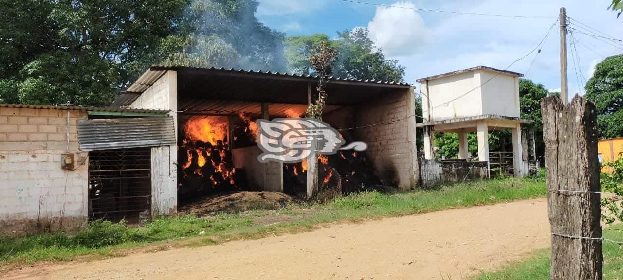 Se incendia bodega en congregación Almagres de Sayula de Alemán