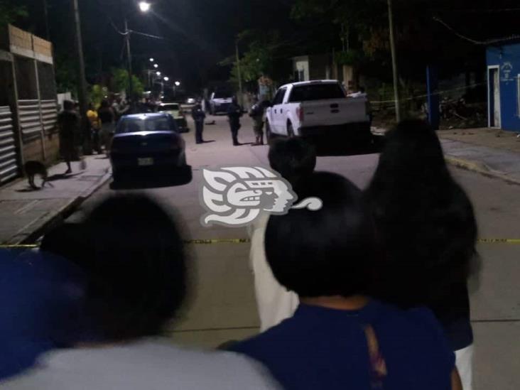 Ejecutan a joven en el patio de su vivienda en la colonia Coatzacoalcos