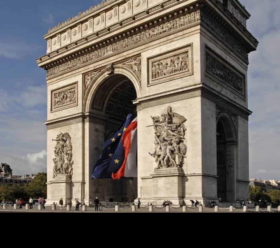 Evacúan área del Arco del Triunfo en París por alerta de bomba