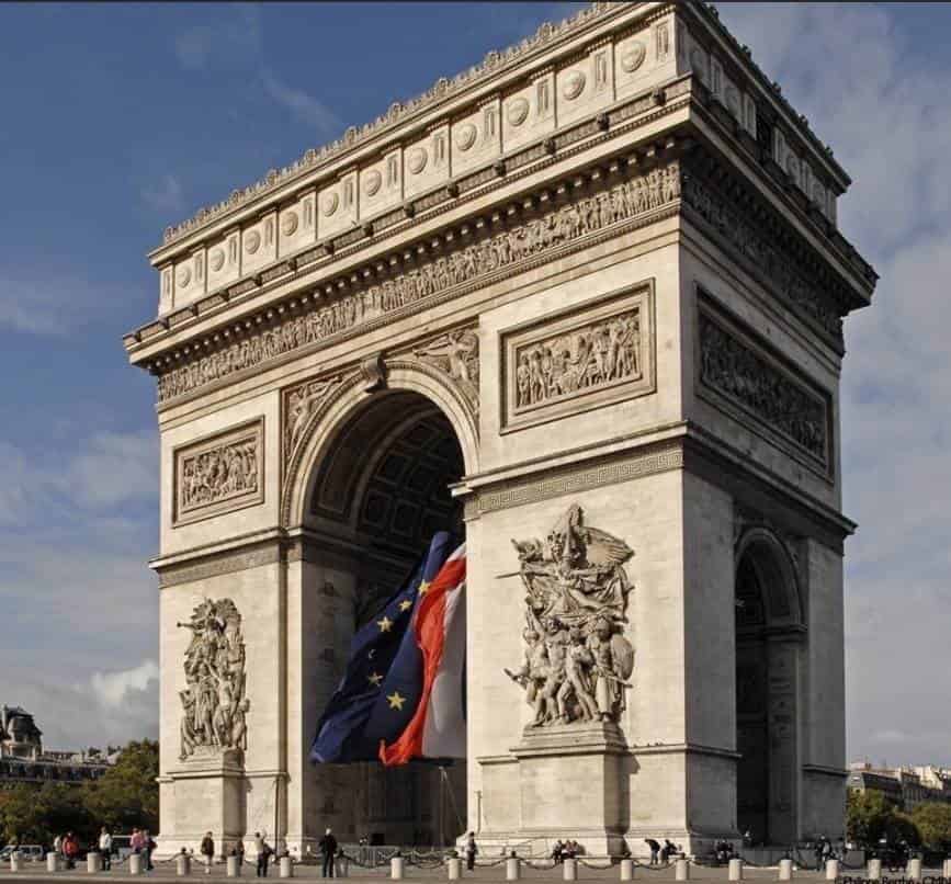 Evacúan área del Arco del Triunfo en París por alerta de bomba