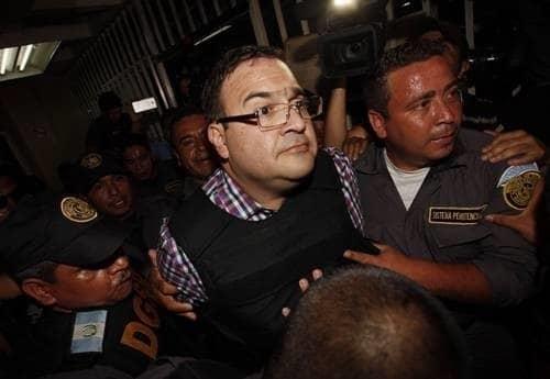 Amparan a dos cercanos a Javier Duarte contra orden de captura