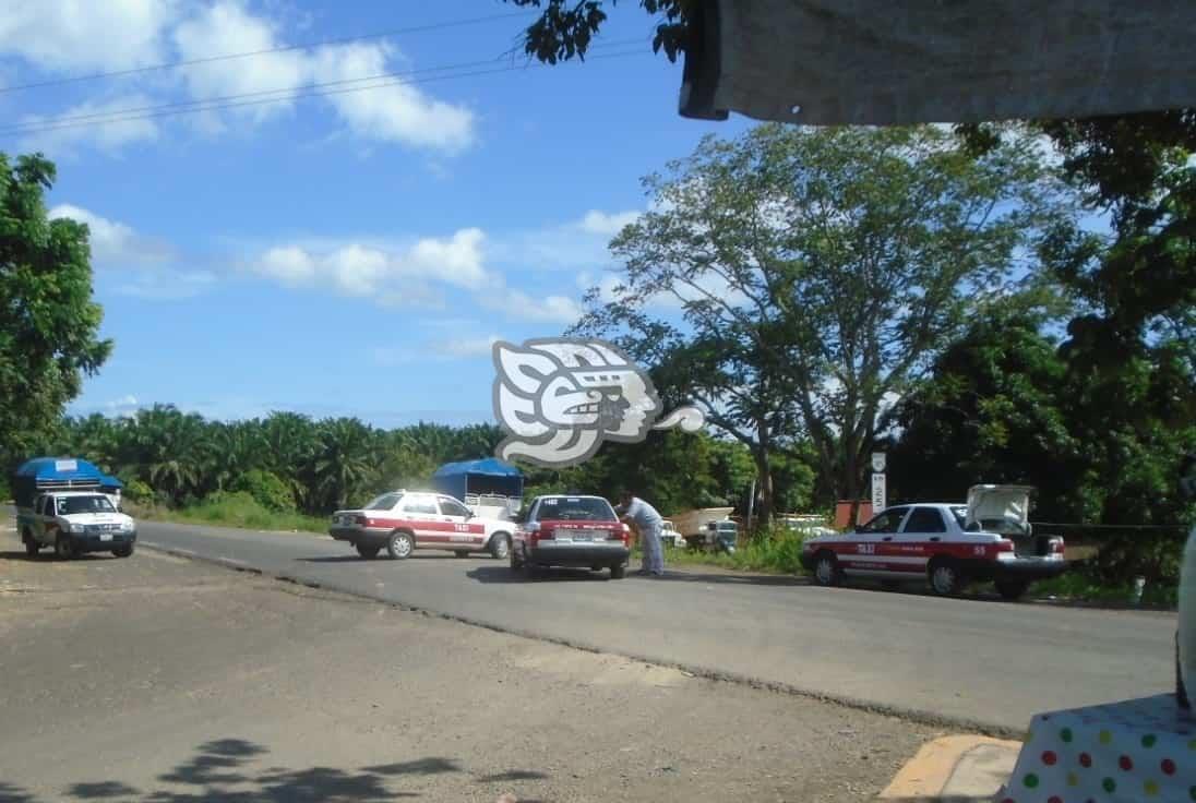 Taxistas y conductores del Mixto Rural ponen retén en Tonalapan