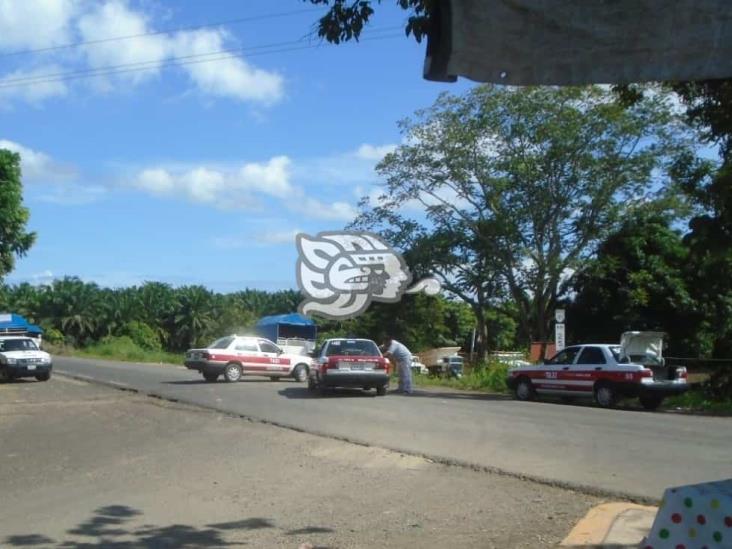 Taxistas y conductores del Mixto Rural ponen retén en Tonalapan