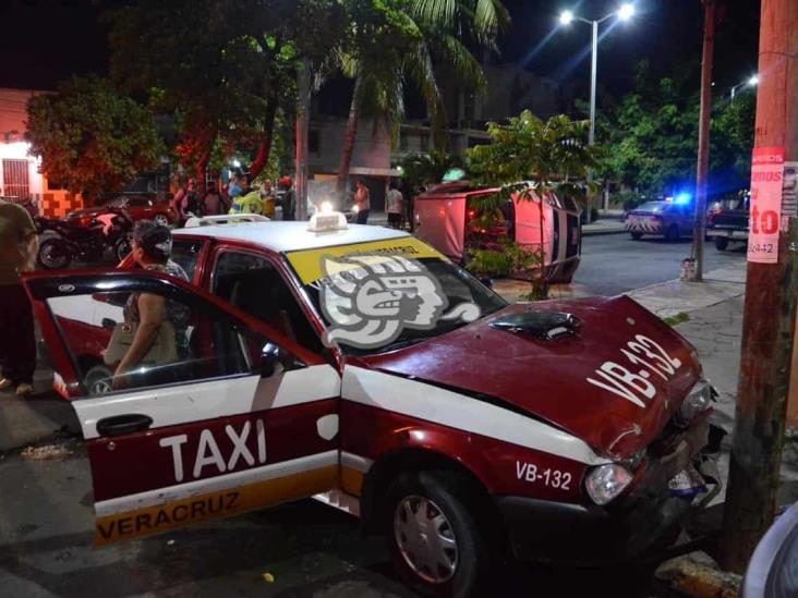 Taxista impacta a camioneta y termina volcada en calles de Veracruz