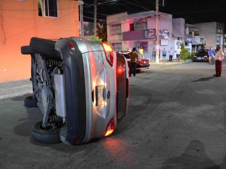 Taxista impacta a camioneta y termina volcada en calles de Veracruz