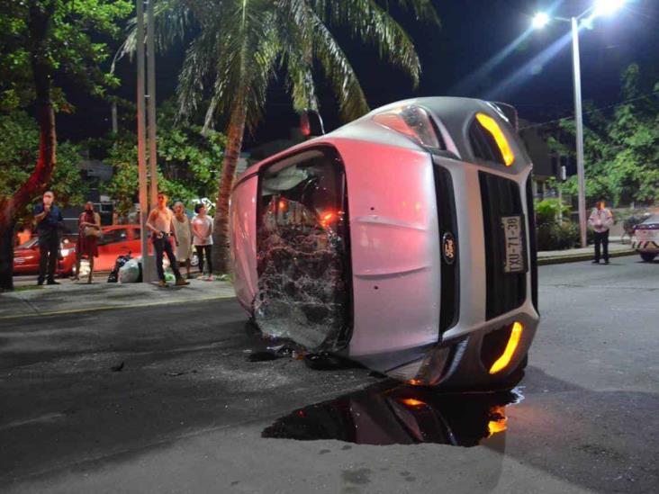 Taxista impacta a camioneta y termina volcada en calles de Veracruz