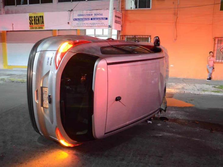 Taxista impacta a camioneta y termina volcada en calles de Veracruz