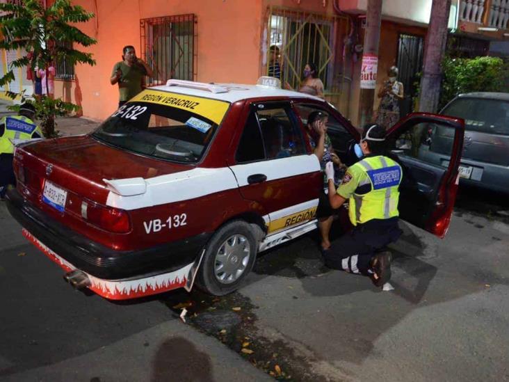 Taxista impacta a camioneta y termina volcada en calles de Veracruz