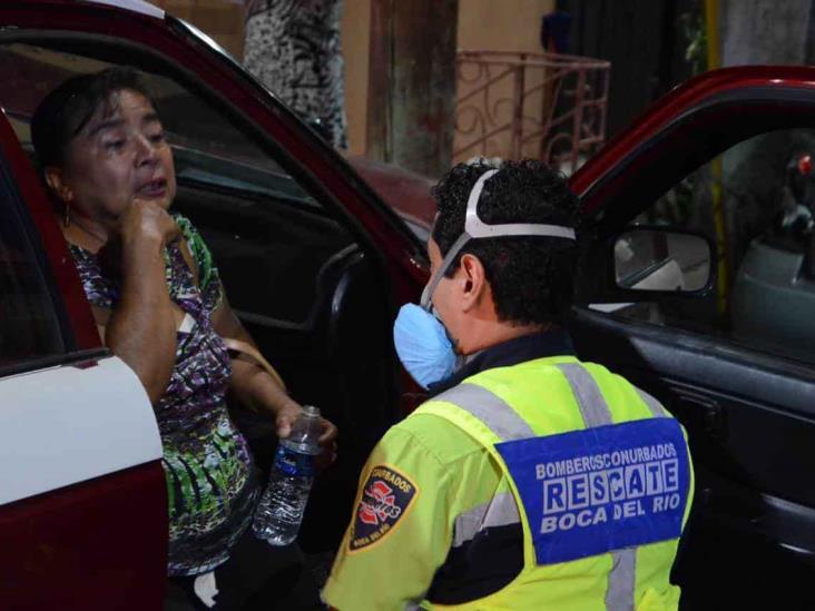 Taxista impacta a camioneta y termina volcada en calles de Veracruz