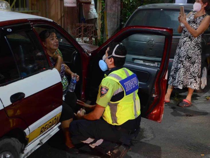 Taxista impacta a camioneta y termina volcada en calles de Veracruz