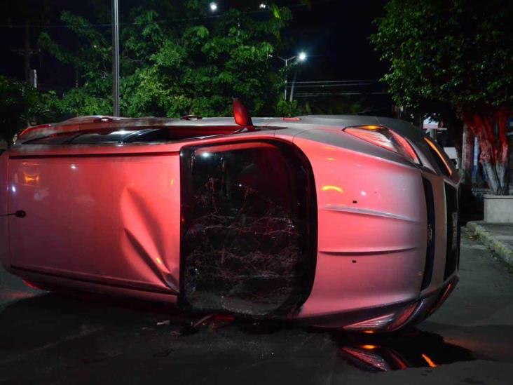 Taxista impacta a camioneta y termina volcada en calles de Veracruz