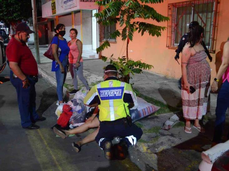 Taxista impacta a camioneta y termina volcada en calles de Veracruz