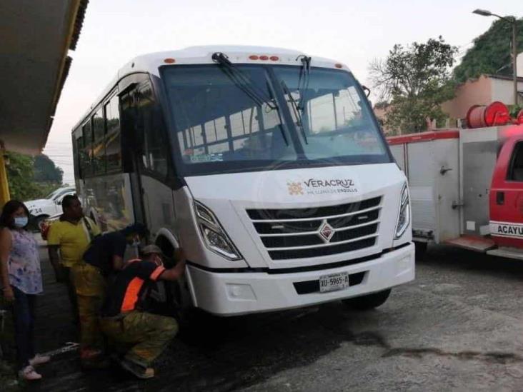 Narcobloqueos en carreteras del sur de Veracruz; vandalizan comercios y autos