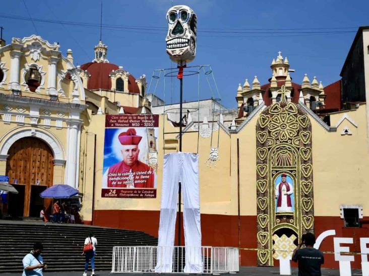 Xalapa: colocan Catrina para conmemorar a fallecidos por COVID-19