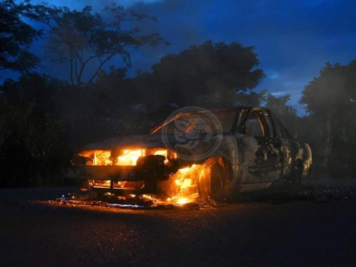 Narcobloqueos en carreteras del sur de Veracruz; vandalizan comercios y autos