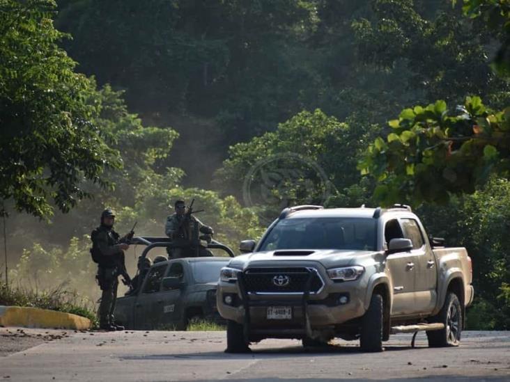 Narcobloqueos en carreteras del sur de Veracruz; vandalizan comercios y autos